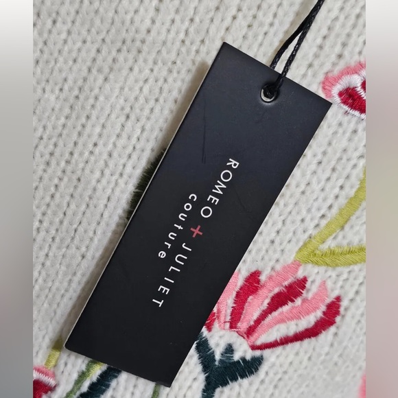 Romeo & Juliet Couture Embroidered Oversized Cozy Cottage Granny Casual Crewneck - Picture 4 of 9